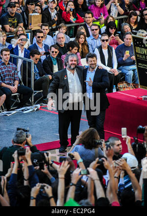 Los Angeles, USA. 8. Dezember 2014. Neuseeland-Regisseur Peter Jackson (L) und britische Schauspieler Andy Serkis (R) besuchen die Zeremonie Ehren Jackson mit einem Stern auf dem Hollywood Walk of Fame, in Hollywood, Kalifornien, USA, 8. Dezember 2014. Oscar-prämierten Neuseeland Regisseur Peter Jackson wurde am Montag mit dem 2,538th Stern auf dem Hollywood Walk of Fame geehrt. © Zhang Chaoqun/Xinhua/Alamy Live-Nachrichten Stockfoto