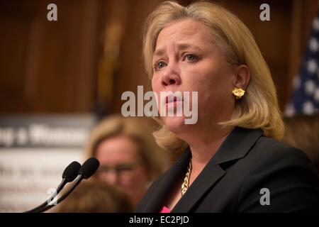 US-demokratische Senator Mary Landrieu während einer Pressekonferenz am Gehaltsscheck Fairness Act 1. April 2014 in Washington, DC. Landrieu verloren eine Stichwahl für ihre Senat in Louisiana auf 6. Dezember 2014, die letzte Sitz demokratische Partei Sitz gehalten, im Süden das nun solide Republikaner ist. Stockfoto