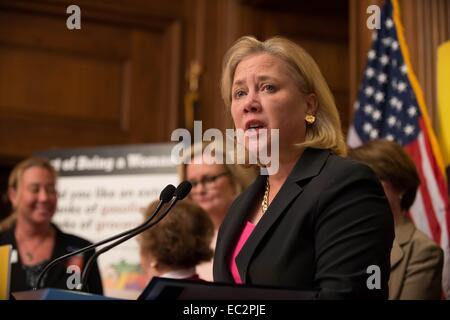 US-demokratische Senator Mary Landrieu während einer Pressekonferenz am Gehaltsscheck Fairness Act 1. April 2014 in Washington, DC. Landrieu verloren eine Stichwahl für ihre Senat in Louisiana auf 6. Dezember 2014, die letzte Sitz demokratische Partei Sitz gehalten, im Süden das nun solide Republikaner ist. Stockfoto