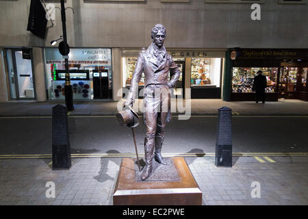 Am Straßenrand Statue von Beau Brummell, einem berühmten georgischen Dandy, von Irena Sedlecka, in der Jermyn Street im West End von London, in der Nacht Stockfoto