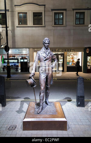 Am Straßenrand Statue von Beau Brummell, einem berühmten georgischen Dandy, von Irena Sedlecka, in der Jermyn Street im West End von London, in der Nacht Stockfoto