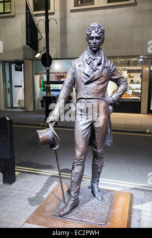 Am Straßenrand Statue von Beau Brummell, einem berühmten georgischen Dandy, von Irena Sedlecka, in der Jermyn Street im West End von London, in der Nacht Stockfoto