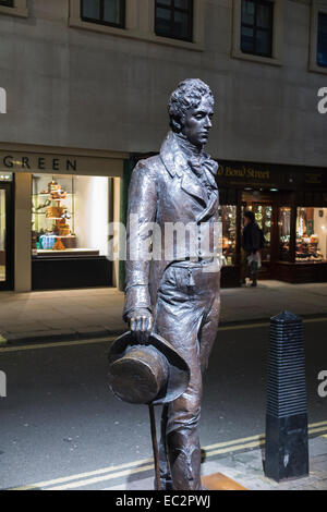 Am Straßenrand Statue von Beau Brummell, einem berühmten georgischen Dandy, von Irena Sedlecka, in der Jermyn Street im West End von London, in der Nacht Stockfoto