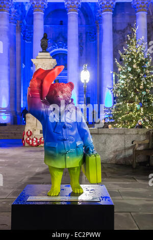 Bunte Statue von Paddington Bär Förderung der Film außerhalb der blau beleuchtete Royal Exchange, London, zugunsten der NSPCC, bei Nacht Stockfoto