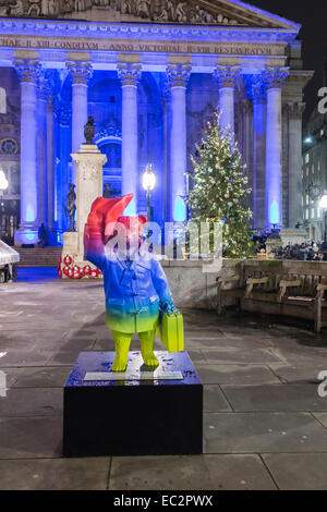 Bunte Statue von Paddington Bär Förderung der Film außerhalb der blau beleuchtete Royal Exchange, London, zugunsten der NSPCC, bei Nacht Stockfoto