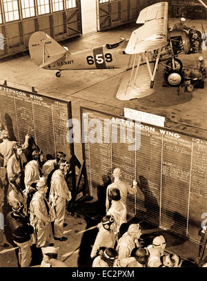 Aviation Kadetten prüfen Flug Boards für Anweisungen an natc, Corpus Christi, Texas. November 1942 Foto von Lt comdr. charles fenno Jacobs. (Marine) Stockfoto