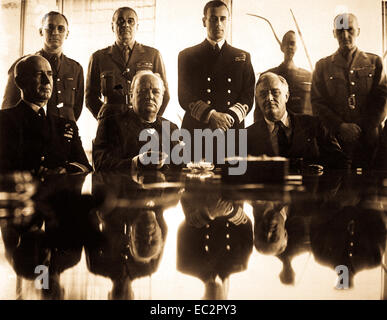 Verbündeten grand Strategiekonferenz in Nordafrika. Admiral E. J. King, Winston Churchill; Präsident Roosevelt; Stehend, Generalmajor Sir Hastings Ismay; Lord Louis Mountbatten; und Field Marshall Sir John Dill.  1943. New York Stockfoto