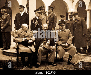 Konferenz der großen Drei in Jalta als die endgültigen Pläne für die Niederlage von Deutschland. Hier die "Großen Drei" sitzen auf der Terrasse zusammen, Premierminister Winston s. Churchill, Präsident Franklin D Roosevelt, und Premier Josef Stalin. Februar 1945. Stockfoto