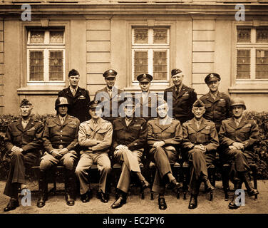 Dies ist die Messing, gewann einen Sieg der Alliierten im Zweiten Weltkrieg. sitzt Simpson, s Schlucht. Patton, spaatz, Dwight D. Eisenhower, Omar Bradley, hodges und gerow. Stehen stearley, Vandenberg, Smith, weyland und Nugent." Stockfoto