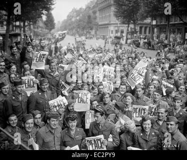 Amerikanische Soldaten und Frauen versammelt sich vor der 'rainbow Ecke 'Rote Kreuz Club in Paris die bedingungslose Kapitulation der Japaner - 15. August 1945 zu feiern. Stockfoto