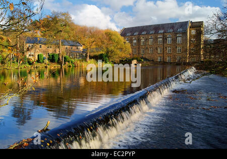 Großbritannien, Derbyshire, Peak District, Bamford Weir und Mühle am Fluss Derwent Stockfoto