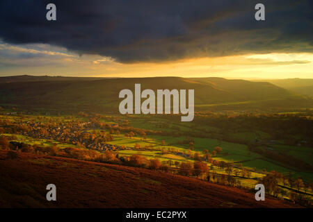 Großbritannien, Derbyshire, Peak District, Bamford Village und Hope Valley ab Bamford Edge. Stockfoto