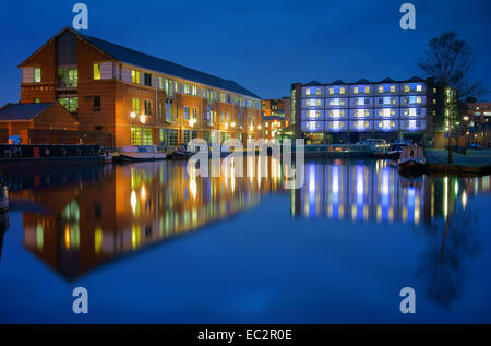 UK, South Yorkshire, Sheffield, Victoria Kais Reflexionen in der Nacht Stockfoto