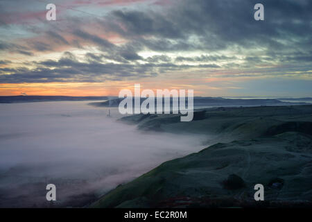 UK, Derbyshire, Peak District, Sonnenaufgang über Misty Hope Valley von Mam Tor Stockfoto