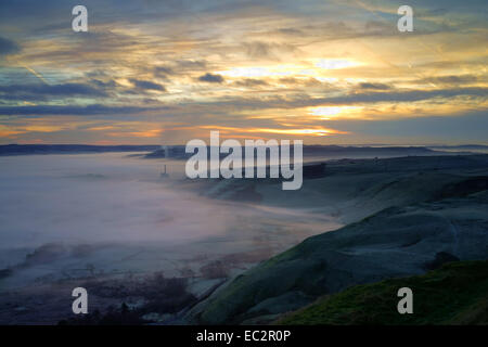 UK, Derbyshire, Peak District, Sonnenaufgang über Misty Hope Valley von Mam Tor Stockfoto