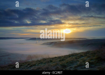 UK, Derbyshire, Peak District, Sonnenaufgang über Misty Hope Valley von Mam Tor Stockfoto
