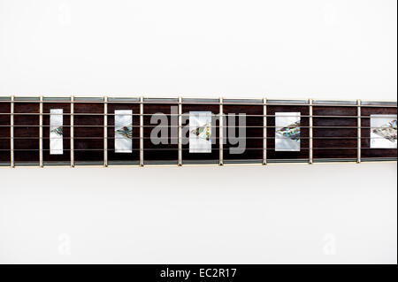 Detail der e-Gitarrenhals und Bünde auf weißem Hintergrund Stockfoto