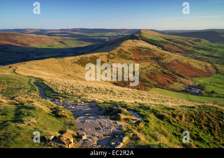 Großbritannien, Derbyshire, Peak District, Fußweg entlang des Great Ridge. Stockfoto