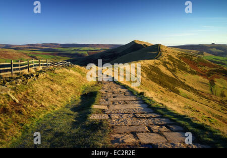 Großbritannien, Derbyshire, Peak District, Fußweg entlang des Great Ridge. Stockfoto