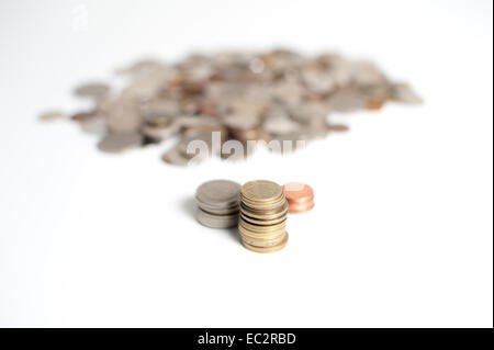 Drei Berge von Münzen, Gold, Silber und Bronze, Berg von Münzen im Hintergrund unscharf Stockfoto