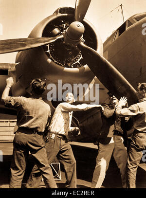 Kontrolle der fertigen PV-1 auf dem vega-Flugzeuge Pflanze, Burbank, Calif. Arbeiter spin Propeller. august 1943 Foto von Lt comdr. charles fenno Jacobs. (Marine) Stockfoto