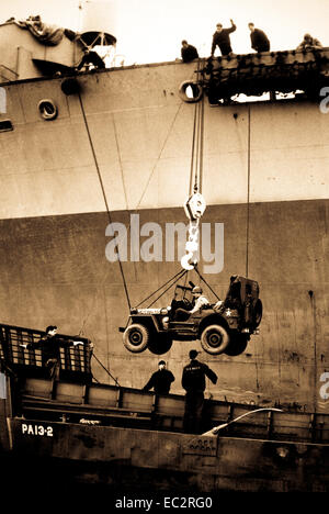 Untere entfernt. Unten geht einen Jeep vom Deck eines Coast Guard - Bemannte Angriff in eine Landing Craft, während die amphibischen Manöver der Küstenwache und der Infanterie Einheiten in den europäischen Krieg Theater. Foto von Shelby Smith. (Küstenwache) Stockfoto