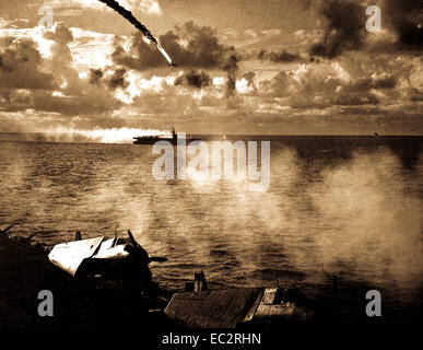 Japanische Flugzeug abgeschossen, als es versuchte, uss kitkun Bay in Angriff zu nehmen. In der Nähe von Mariana Inseln, Juni 1944. (Marine) Stockfoto