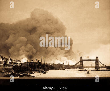 Dieses Bild, während der erste Luftangriff auf London, 7. Sept. 1940, beschreibt mehr als Worte es je könnte, die Szene in der Londoner Docks. Tower Bridge zeichnet sich vor dem Hintergrund von Rauch und Feuer. Neue Zeiten Paris bureau Sammlung. (Usia) Stockfoto