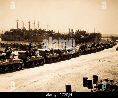 L.s.t.aufgereiht und warten auf Tanks an Bord zu kommen. Zwei Tage vor der Invasion Siziliens. la Pecherie, französisch Marinestützpunkt. Tunesien, Juli 1943. (Oss) Stockfoto