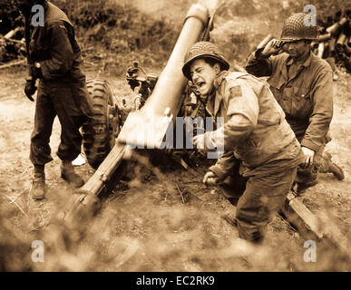 Amerikanischen Haubitzen shell die deutschen Truppen zurückgezogen in der Nähe von Carentan, Frankreich. 11. Juli 1944. Franklin. (Armee) Stockfoto