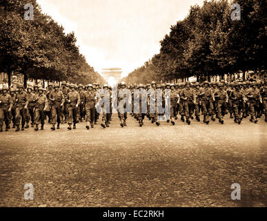 Die amerikanischen Truppen des 28 Infanterie Division März entlang der Champs Elysees, Paris, in der "Sieg" Parade. 29, 1944 August. poinsett. (Armee) Stockfoto