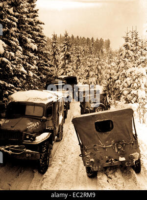 Tiefer Schnee Banken auf einer schmalen Straße halt Militär in den Wäldern von wallerode, Belgien. 87Th inf div. Am 30. Januar 1945. norbuth. (Armee) Stockfoto