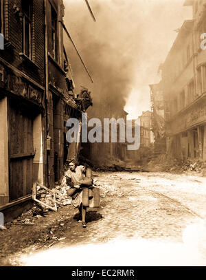 Deutsche Frau, die ein paar Besitztümer läuft von brennenden Gebäude in seigburg. Feuer begann durch die Nationalsozialisten saboteur. 13. april 1945. t4c Troy ein. Peters, USA. (Roberts Kommission) Stockfoto