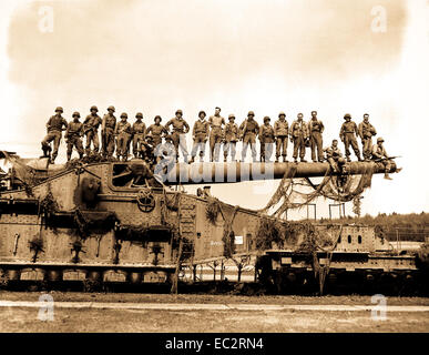 Mammut 274-mm-railroad Gun in den usa siebten Armee voraus gefangen in der Nähe von rentwertshausen hält leicht diese 22 Männer auf dem Barrel gesäumt. Obwohl eines 1887 französisches Design, die Waffe packs einen mächtigen Bums. 10. april 1945. t 5 c Pat. w. Kohl. (Armee) Stockfoto