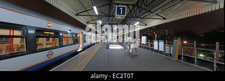 Clapham Junction Plattform bei Nacht, London, England, UK Stockfoto