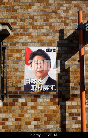 Ein Wahlplakat mit Premierminister Japans Premierminister, Shinzo Abe (2014). Stockfoto