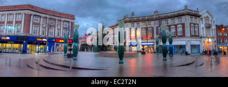 Kunst im öffentlichen Raum in Warrington Stadtzentrum bei Abenddämmerung Panorama von Howard Ben Tre Stockfoto