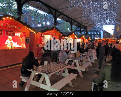 Warrington Winter deutschen Weihnachtsmarkt in Stadtzentrum, Cheshire, England, Großbritannien Stockfoto