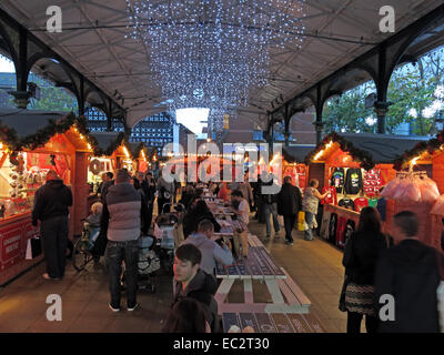 Warrington Winter deutschen Weihnachtsmarkt in Stadtzentrum, Cheshire, England, Großbritannien Stockfoto