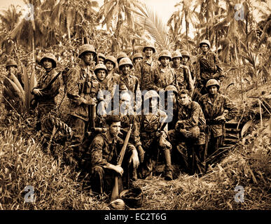 Diese Männer haben die blutigen Ruf als geschickte Dschungel Kämpfer erwarb. Sie US-Marine sind Räuber vor einem jap Dugout auf Cape totkina auf Bougainville versammelt, soloman Islands, das Sie halfen. Januar 1944. (Marine) Stockfoto