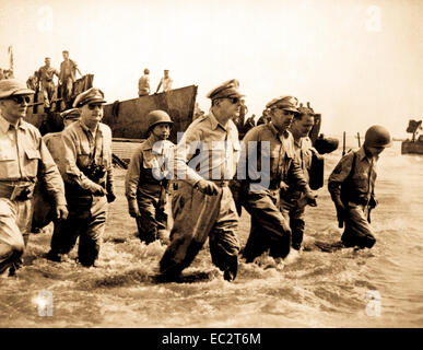 Gen.douglas Macarthur watet an Land während der ersten Landungen auf Leyte, p.i. Oktober 1944. (Armee) Stockfoto