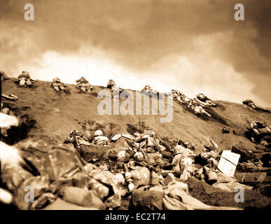 Marines der 5. Division Zoll den Weg bergauf auf roten Strand Nr. 1 in Richtung Surbachi Yama wie der Rauch der Schlacht Drifts über sie.  Iwo Jima, 19. Februar 1945.  Dreyfuss.  (Marine Corps) Stockfoto
