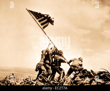 Flagge auf Iwo Jima. 23 1945 Februar. Joe Rosenthal, Associated Press. (Marine) Stockfoto