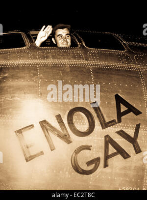 Col. Paul w. tibbets, jr., Pilot der Enola Gay, der Ebene, die die Atombombe über Hiroshima abgeworfen, Wellen aus seinem Cockpit vor dem Abflug, am 6. August 1945. Stockfoto