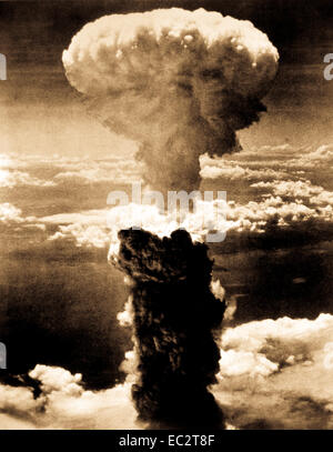 Eine dichte Rauchsäule steigt mehr als 60.000 Fuß in der Luft über die japanischen Hafen von Nagasaki, das Ergebnis einer Atombombe, die zweite überhaupt in der Kriegsführung verwendet werden, fiel auf das industrielle Zentrum 8, 1945 August, von einem US-amerikanischen B-29 Superfortress. (Owi) Stockfoto