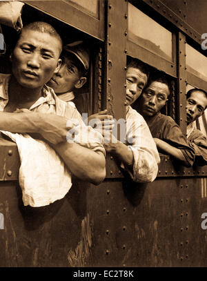 Entladen japanische Soldaten Menge Züge, wie sie freie Fahrt in ihre Heimat nach Ende des zweiten Weltkriegs in Hiroshima, Japan nutzen.  September 1945. Stockfoto