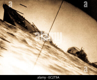 Torpediert japanische Zerstörer fotografiert durch Periskop Der u.s.s. Wahoo oder u.s.s. Nautilus, Juni 1942. Stockfoto