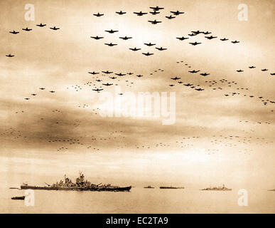 F4u f6f's fliegen in Formation während der Übergabe Zeremonien; Tokio, Japan. USS Missouri (in) links im Vordergrund. September 2, 1945. (Marine) Stockfoto