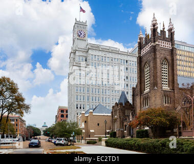 East Capitol Street in der Innenstadt von mit Lamar Life Gebäude im Vordergrund und Old Capitol in Ferne, Jackson, Mississippi, USA Stockfoto
