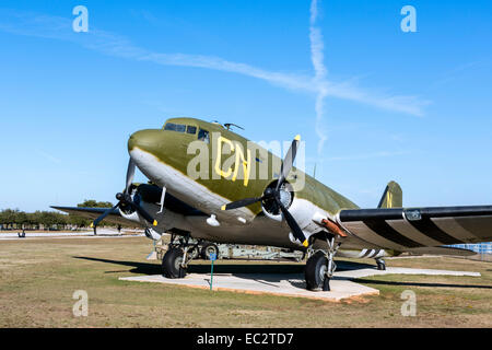 Eine Douglas C - 47D Skytrain oder Dakota, USS Alabama Battleship Memorial Park, Mobile, Alabama, USA Stockfoto